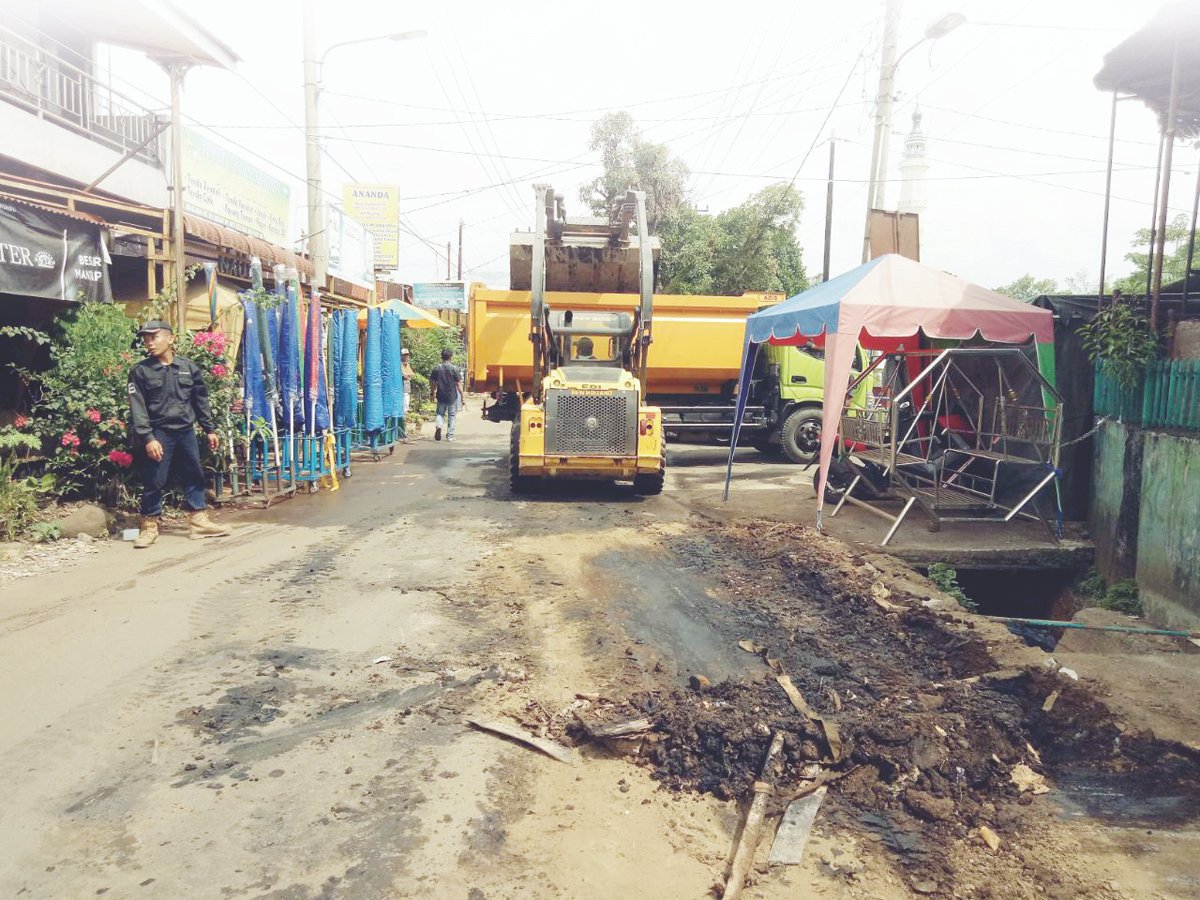 Dinas PU & Kecamatan Medan Kota Atasi Keluhan Warga Jalan Mahkamah