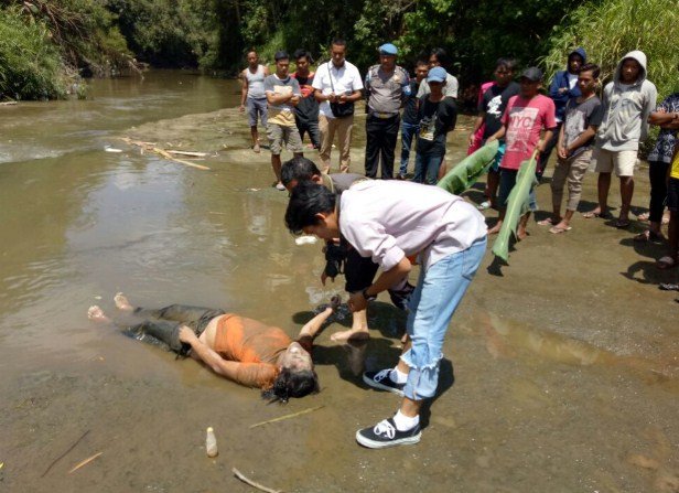 Polsek Sunggal Evakuasi Jasad Mrs X Dari Tepi Sungai