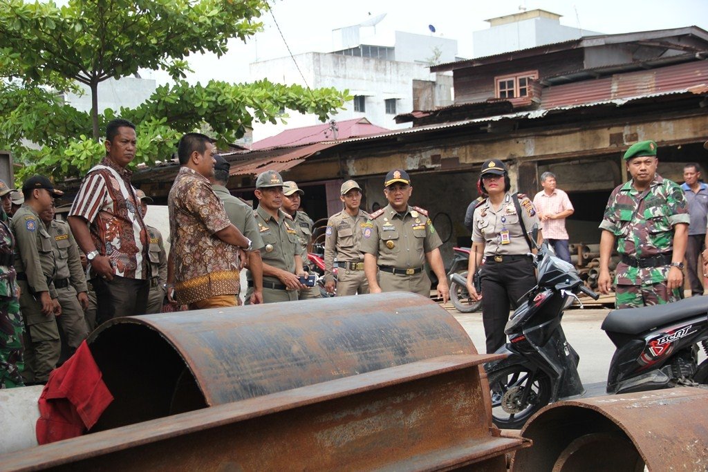 Satpol PP Tertibkan Tumpukan Besi Di Jalan Mahkamah