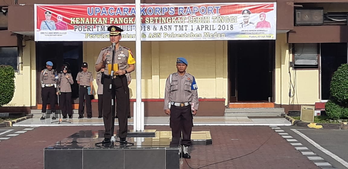 Polrestabes Medan Upacara Korps Raport Kenaikan Pangkat Setingkat Polri Kapolrestabes Medan : Kenaikan Pangkat Cerminan Kompetensi yang Harus di Emban