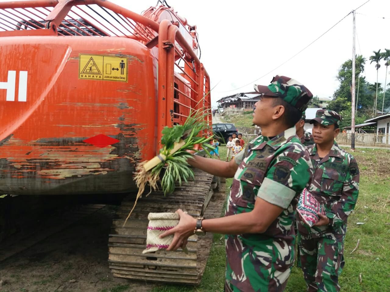 Persiapan TMMD di Desa Tampeng  Exavator Ditepung Tawari