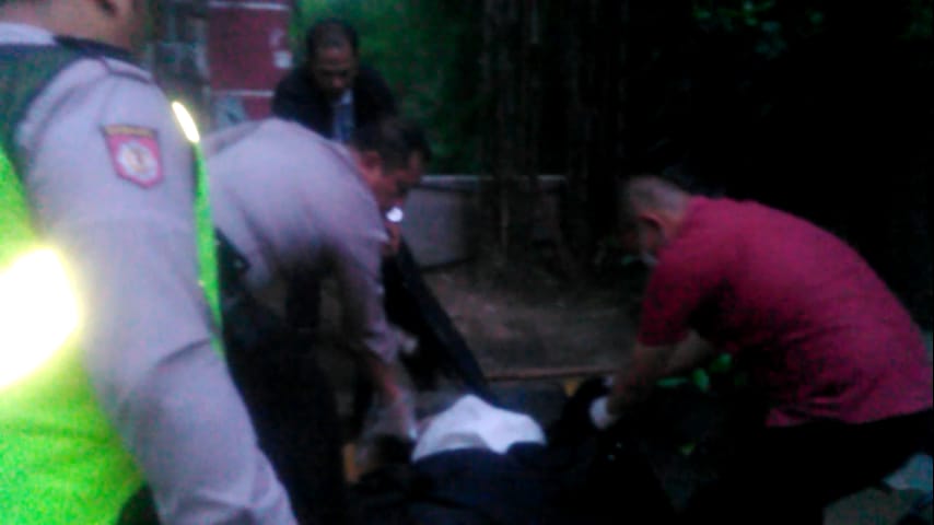 Polsek Medan Baru Evakuasi Mayat Dipinggir Sungai