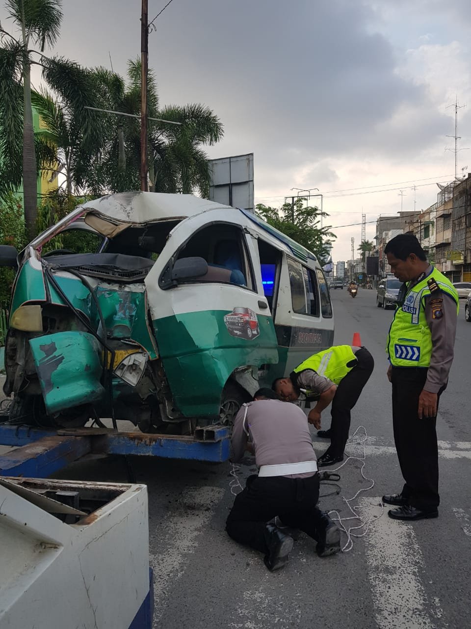 Ugal-ugalan Angkot Tabrak Tiang Satu Tewas