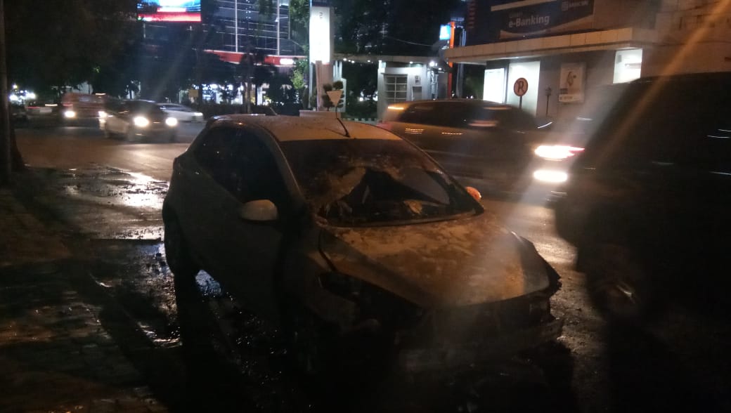 Mobil Terbakar di Jalan HM Yamin, di Duga Kosleting