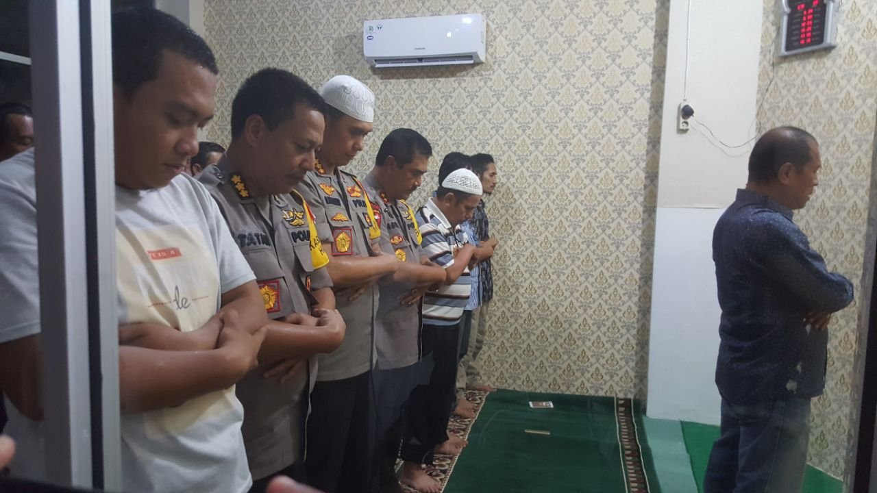 Kapolda Sholat Berjamaah dengan Wartawan