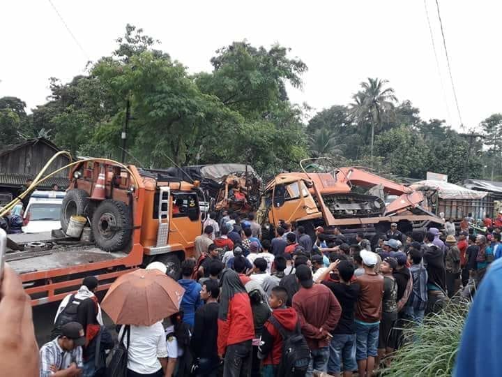 Adu Kambing, Tronton Vs Tronton 3 Tewas