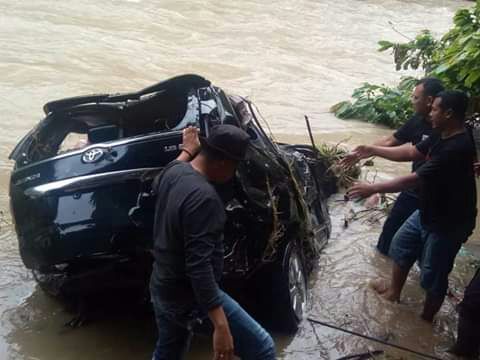 Akibat Banjir, Mobil Terjun ke Sungai di Madina, 1 tewas
