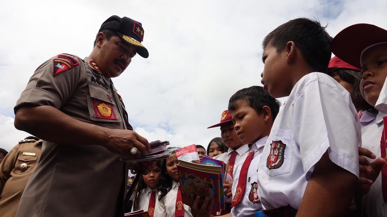 Kapolda Bagikan Buku Gratis ke Pelajar