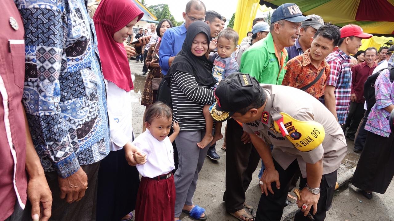 Emak- Emak Sambut Kedatangan  Kapolda di Tapteng