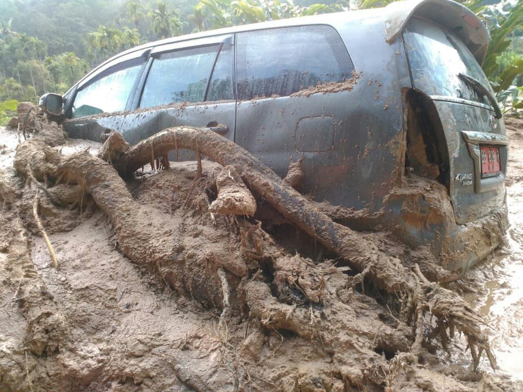 Mobil Rombongan Wartawan TV di Terjang Longsor di Madina