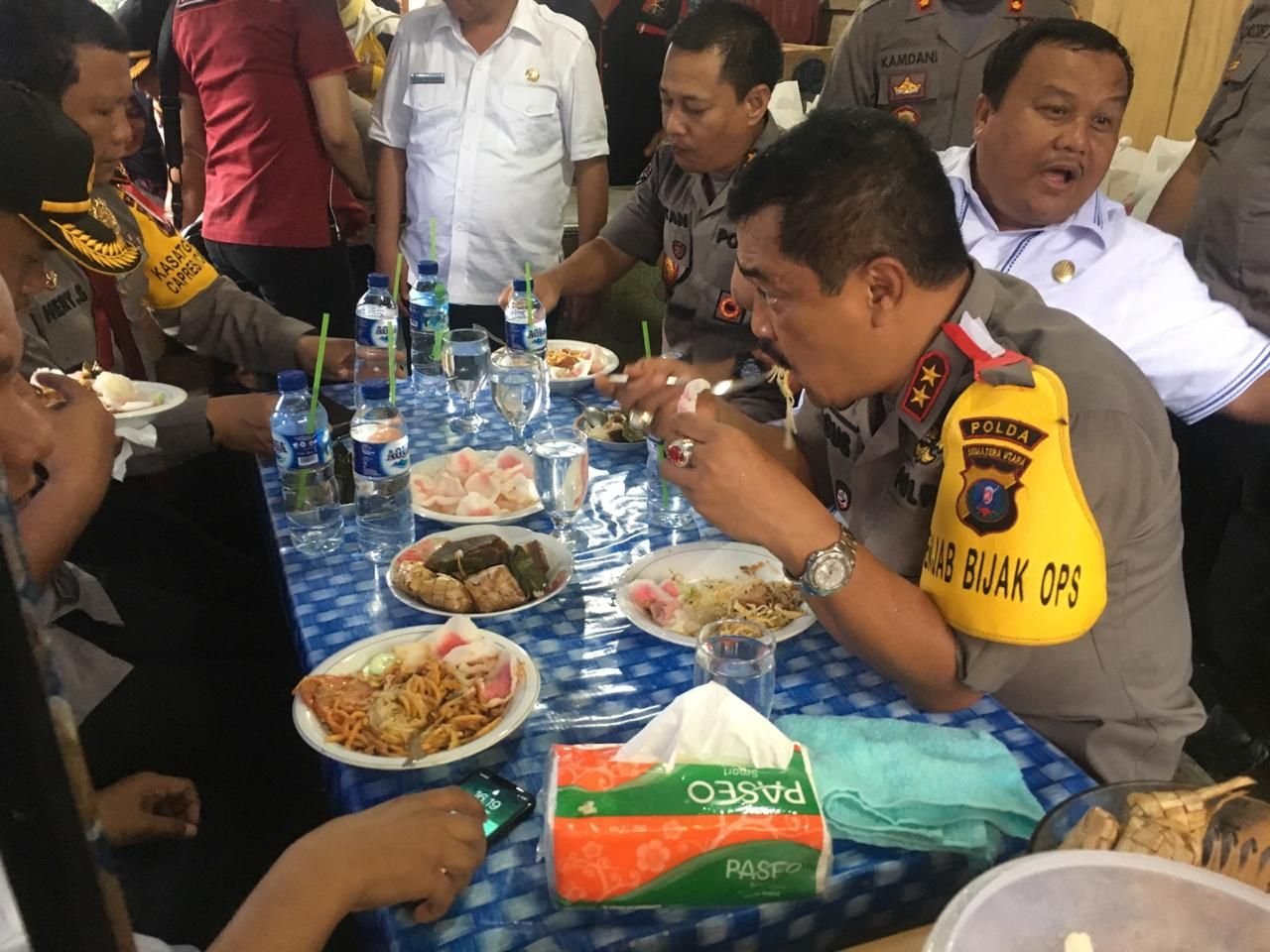 Kapolda Santap  Mie Gomak di Warung Pinggir Jalan