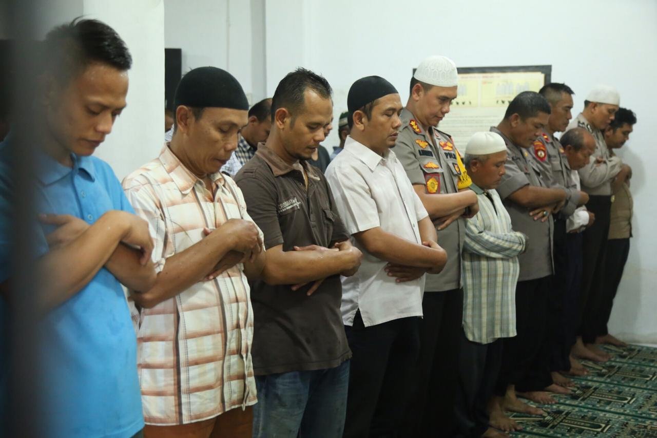 Kapolrestabes Gelar Sholat Magrib Berjamaah dan Berbuka Puasa Dengan Anak Yatim