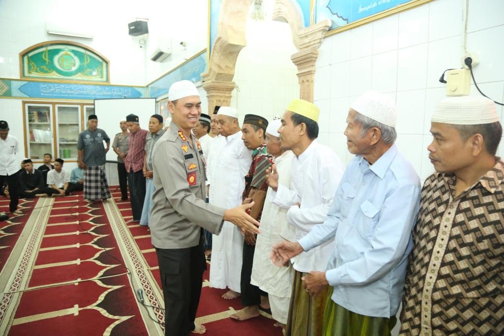 Kapolrestabes Sholat Subuh Berjamaah Bersama Warga