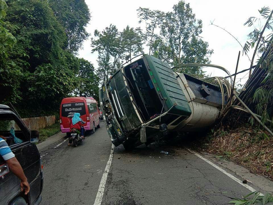 Mobil Tangki Terbalik di Jalan Arah Berastagi, Kemacatan Panjang Terjadi