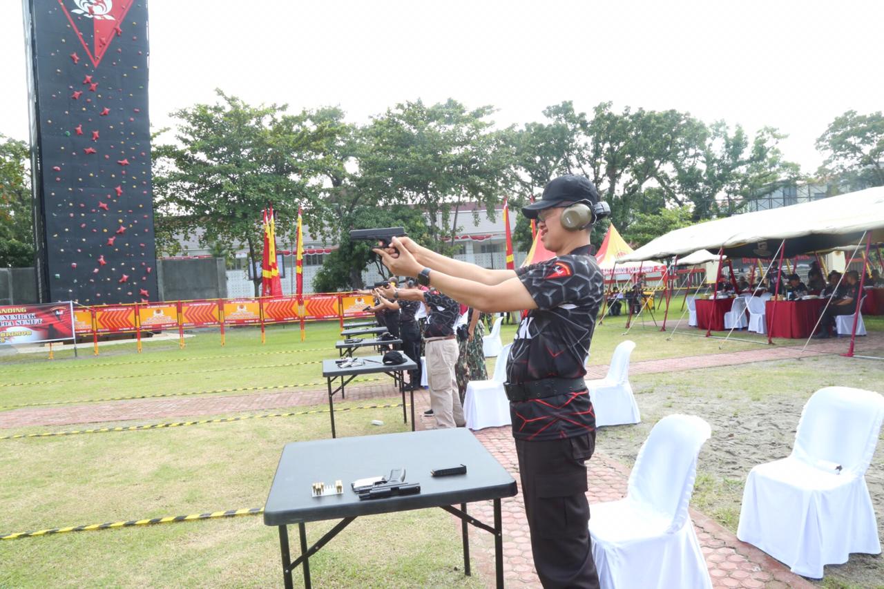 Keren, Kapolrestabes Medan Juara 1 Menembak Dalam Hut Brimob ke 73