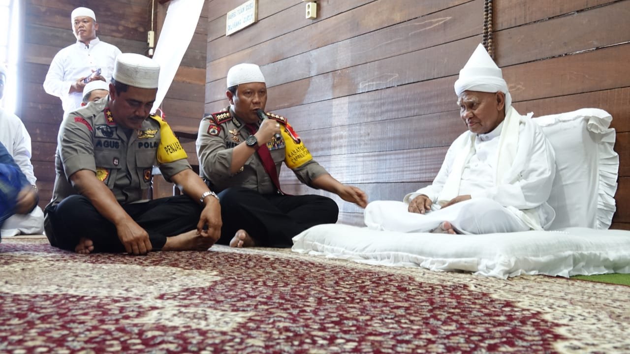 Kapolda Silatuhrahmi ke Tuan Guru Syekh H Hasyim Al Syarwani