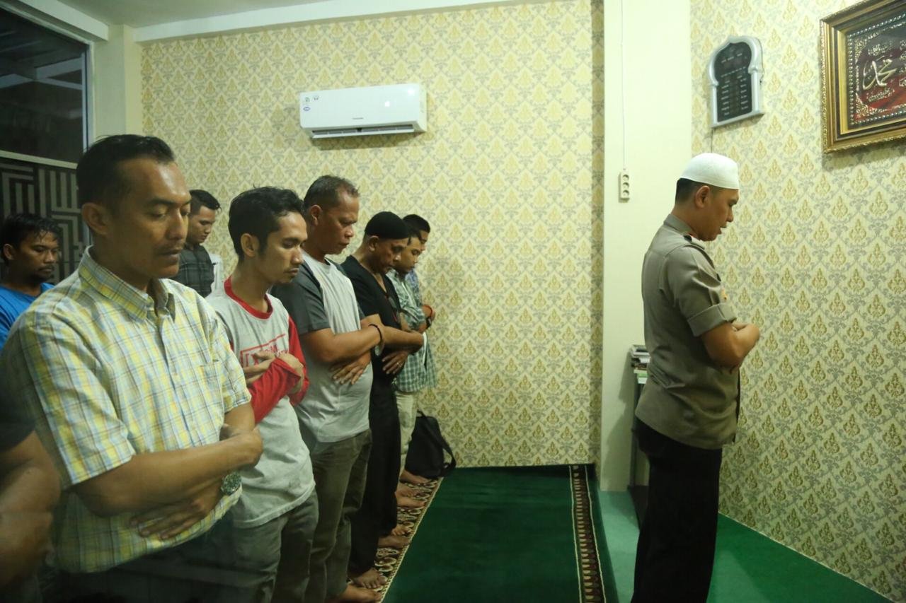 Buka Puasa Hingga Sholat Berjamaah di Warkop Jurnalis