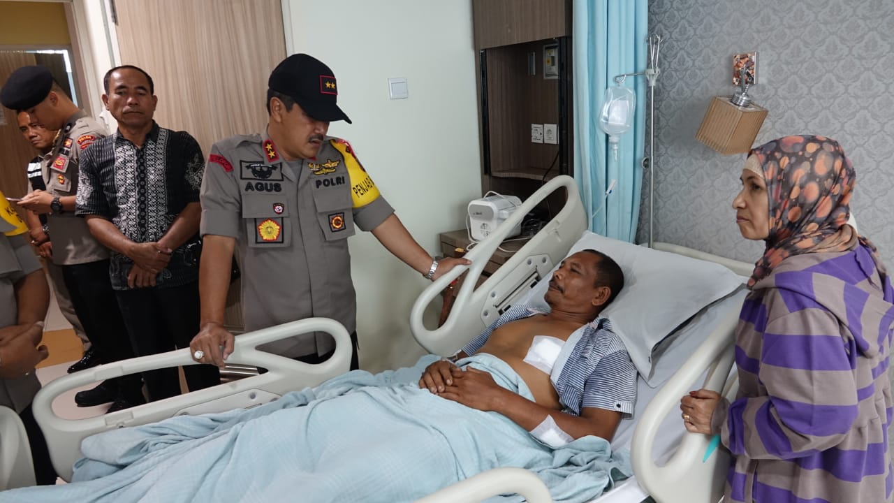 Di Tikam Tersangka Pembunuh Sadis, Kapolsek di Jenguk Kapolda