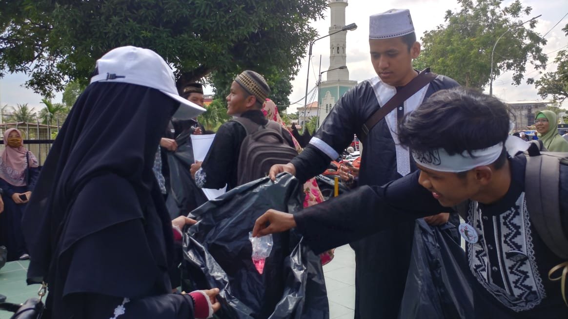 Pasukan Semut Diantara Ribuan Massa Bela Aksi Kalimat Tauhid