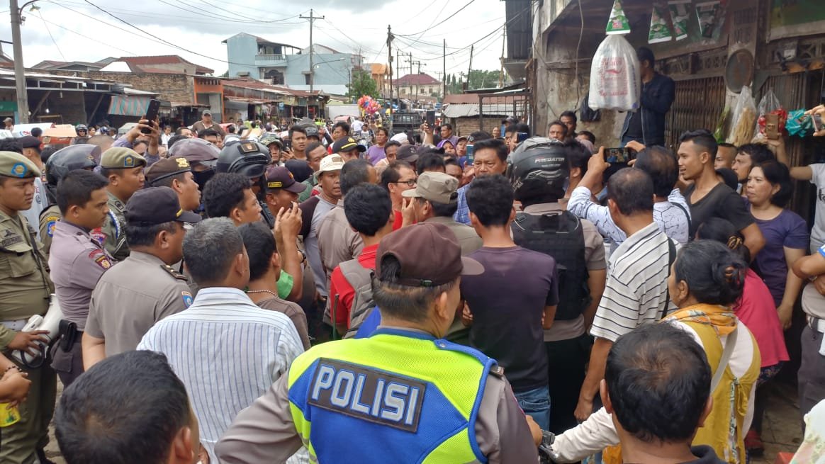 Penertiban Pasar Simpang Limun, Pedagang Bentrok Dengan Pol PP