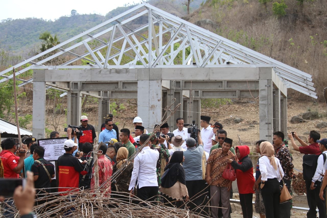 Presiden RI Beri Buku Tabungan Bantuan Stimulan Pembangunan Rumah Korban Genpa NTB, Kapolri dan Panglima TNI Turut Mendampingi