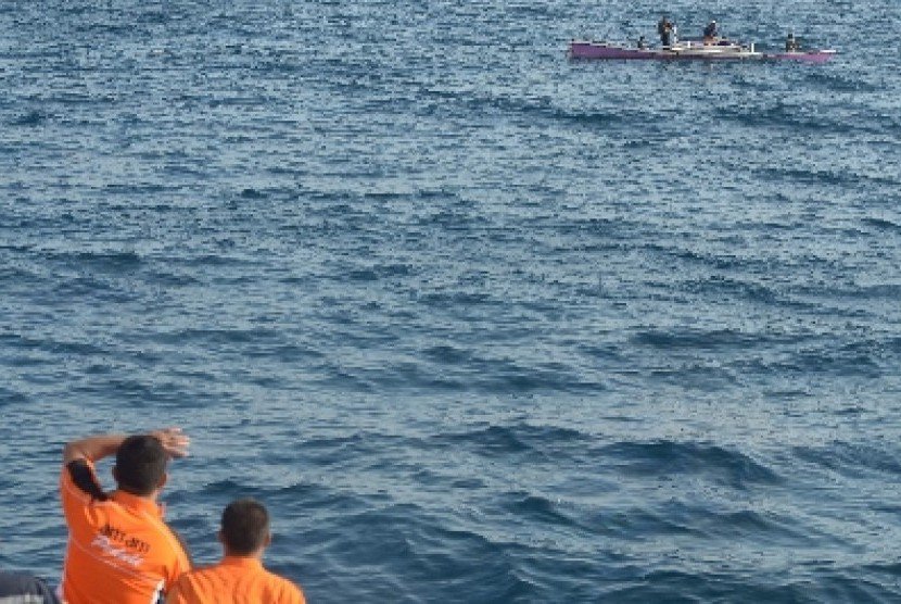 Mayat Pria dan Wanita Terapung di Laut Dengan Kondisi Telanjang dan Tangan Terikat Tali