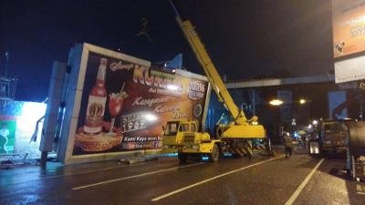 2 Papan Reklame & JPO  Jalan Putri Hijau Dibongkar