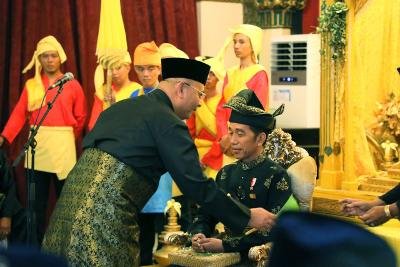 Wali Kota Saksikan Penganugrahan Gelar Kehormatan Tertinggi Kesultanan Deli  pada Presiden Jokowi