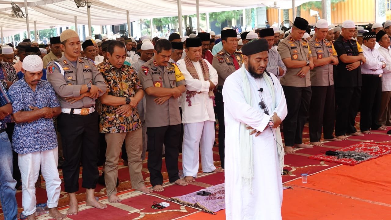 Kapolda dan Warga Sumut Gelar Sholat Ghoib Buat Penumpang Lion JT 610