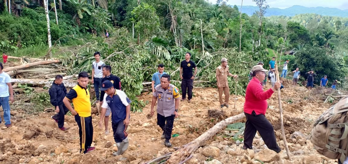 Pencarian Korban Longsor Nisel Terkendala Cuaca dan Medan yang Terjal