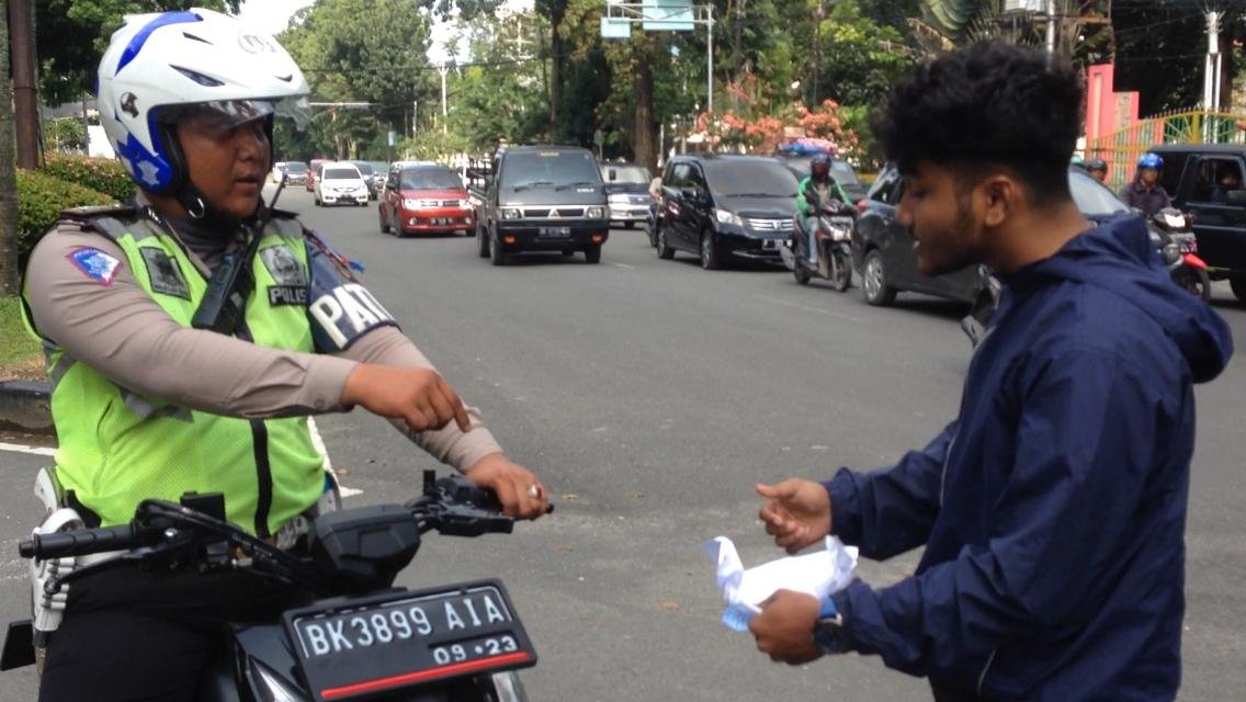 Ngaku Keluarga Polisi, Pengendara Melawan Saat di Tilang