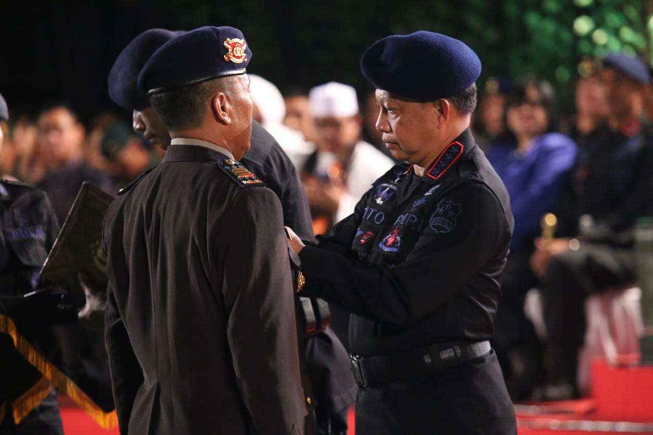 Kasat Brimob Polda Jambi Raih Penghargaan Pin Emas