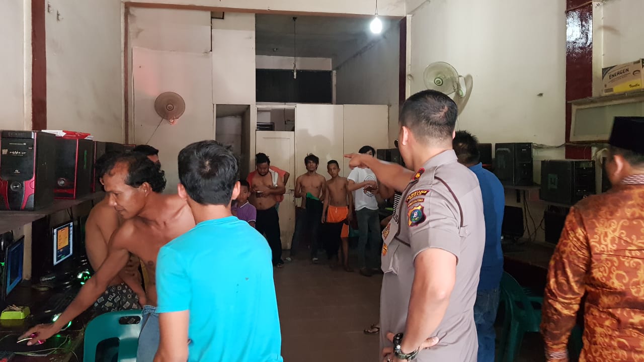 Belasan Pengunjung Terjaring Razia Warnet