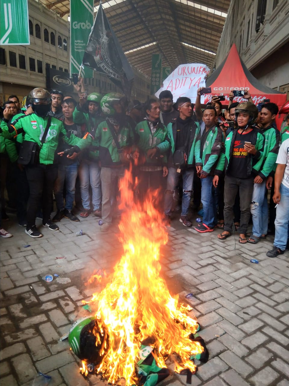 Pengemudi  Gojek Lempari Kantor Gojek Dengan Air Mineral