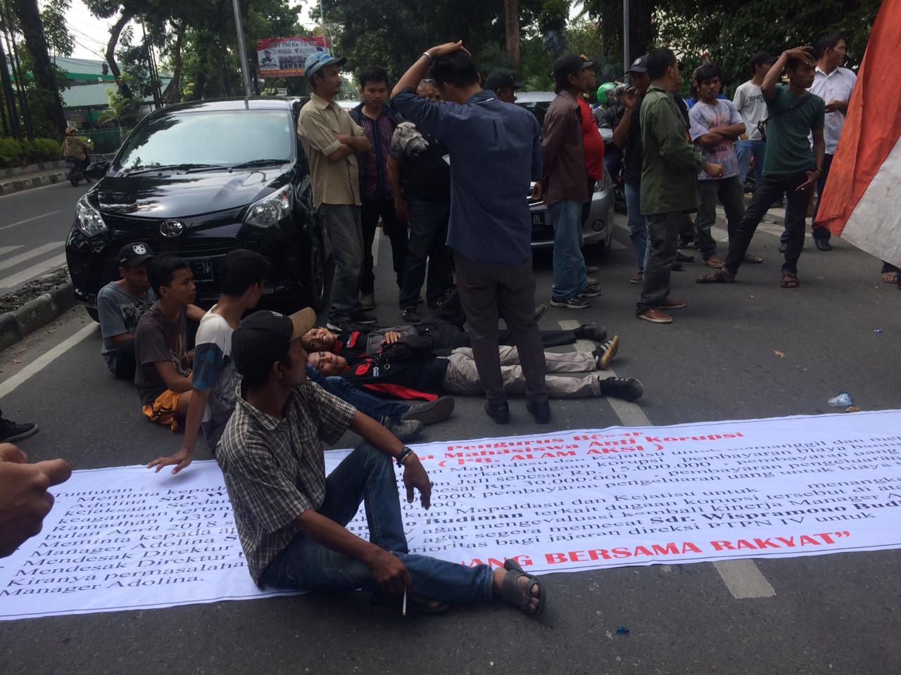 Demo Korupsi Di PTPN IV, Mahasiswa Blokir Jalan