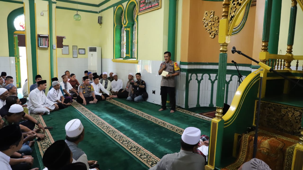 Kapolda Sholat Jumat Bersama Warga Labuhan Deli