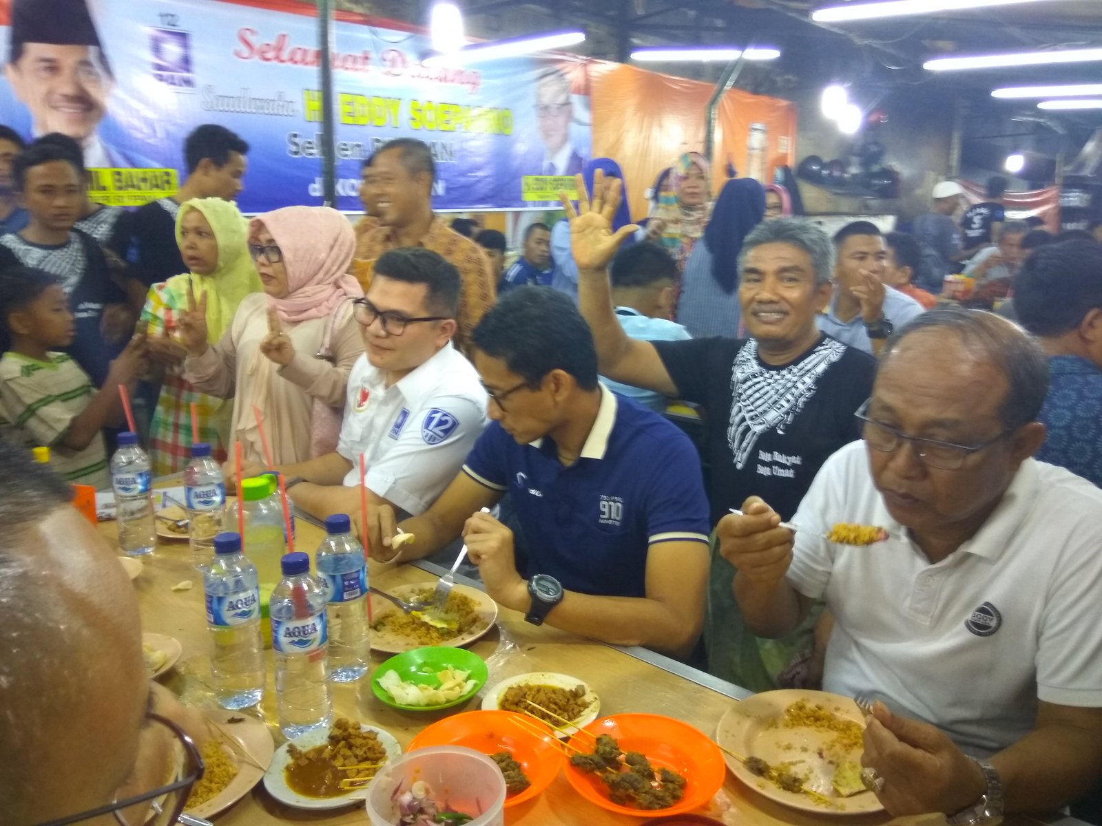 Sandi Santap Nasi Goreng di Warung Tepi Jalan