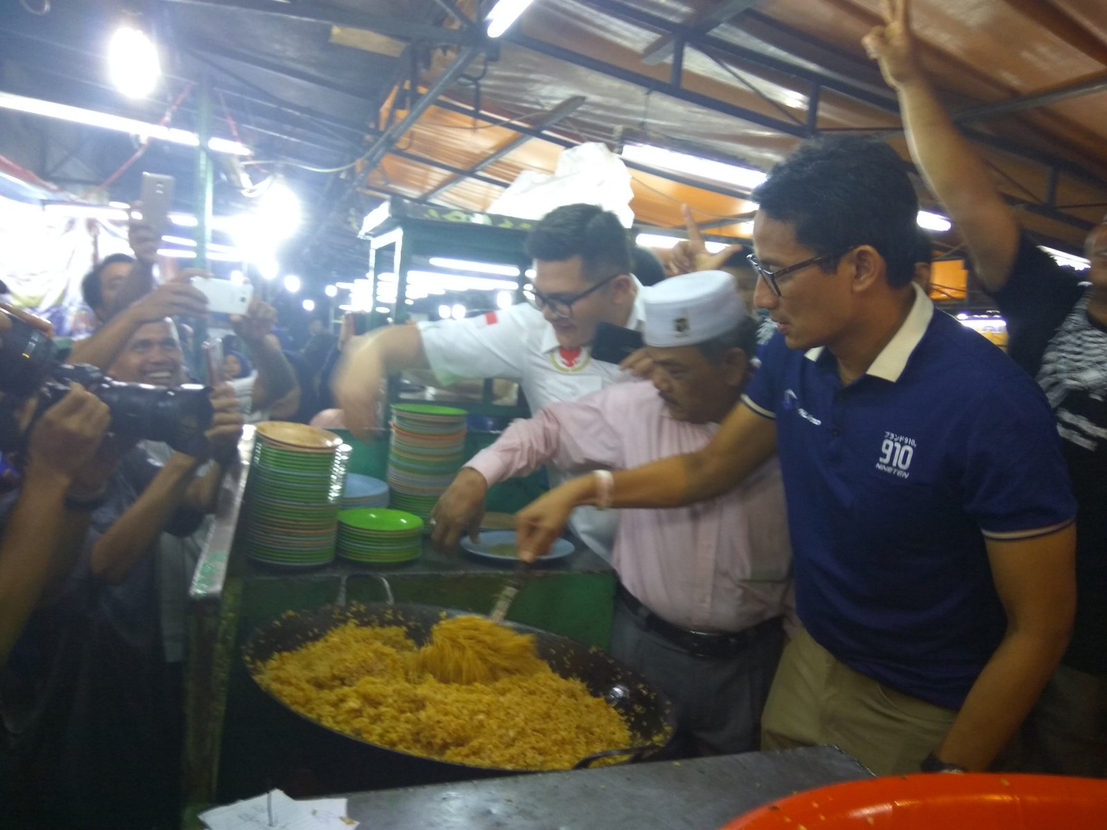 Sandi Masakkan Nasi Goreng Buat Pengunjung