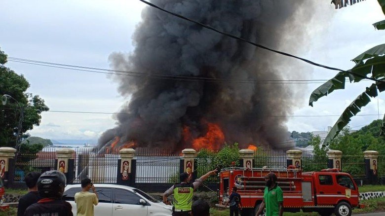 Tak Ada Korban Jiwa, Kantor Gubenur Papua Ludes Terbakar