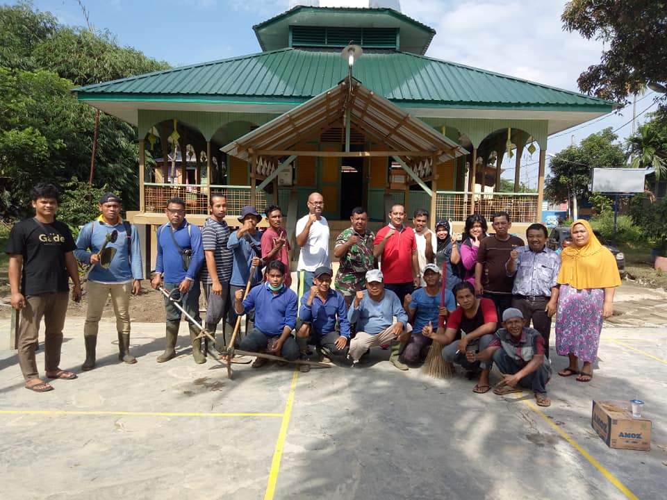Babinsa Darat, P3SU, BKM Al Azhar Bersama Warga Bersihkan Mesjid