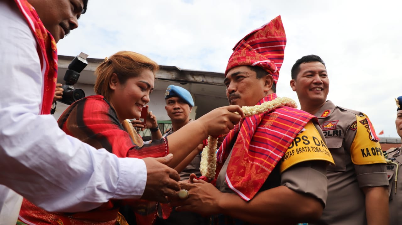 Pedagang Pasar Binjai Sambut Kapolda Dengan Adat Karo