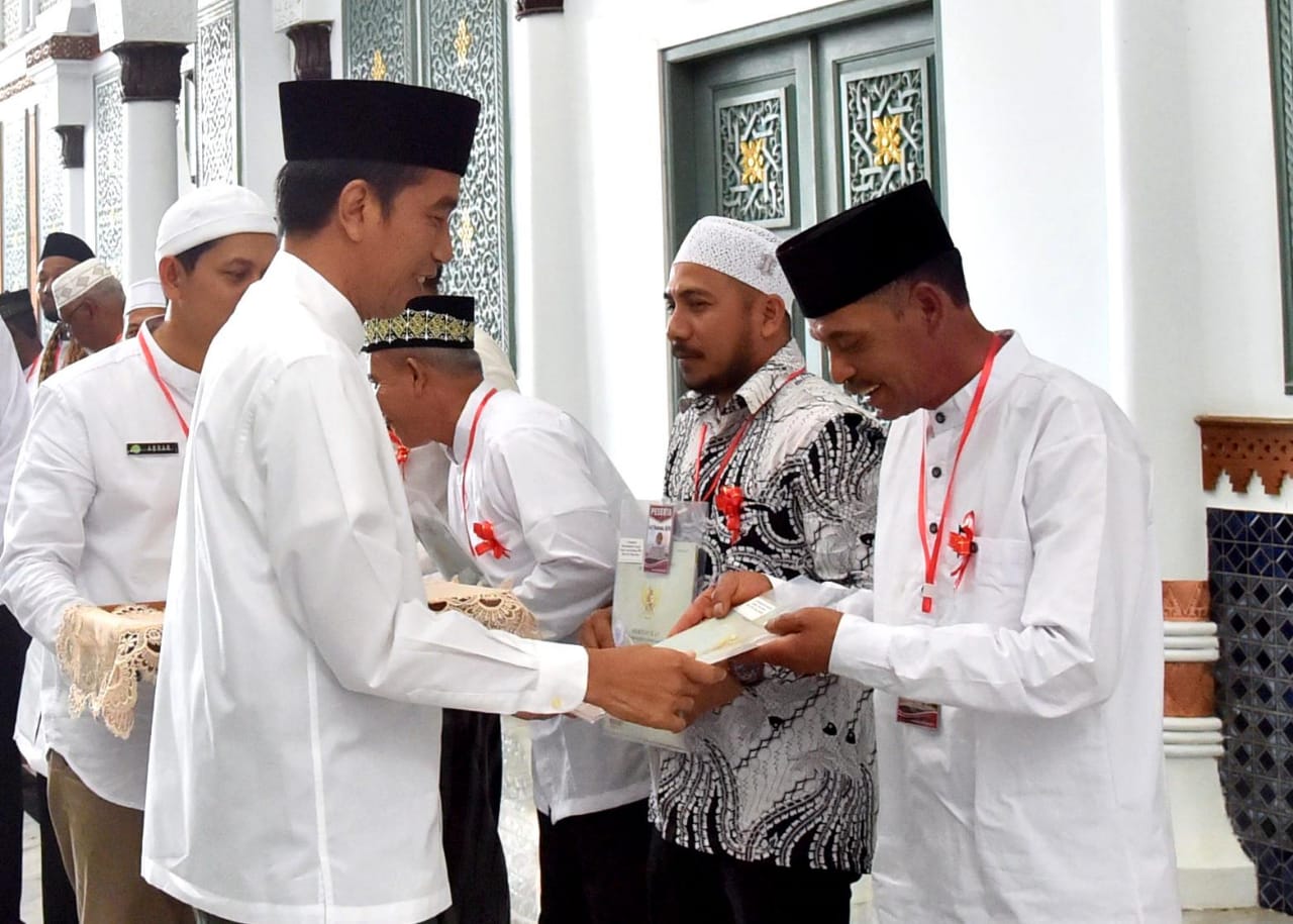 Presiden Serahkan 320 Sertifikat Wakaf di Banda Aceh