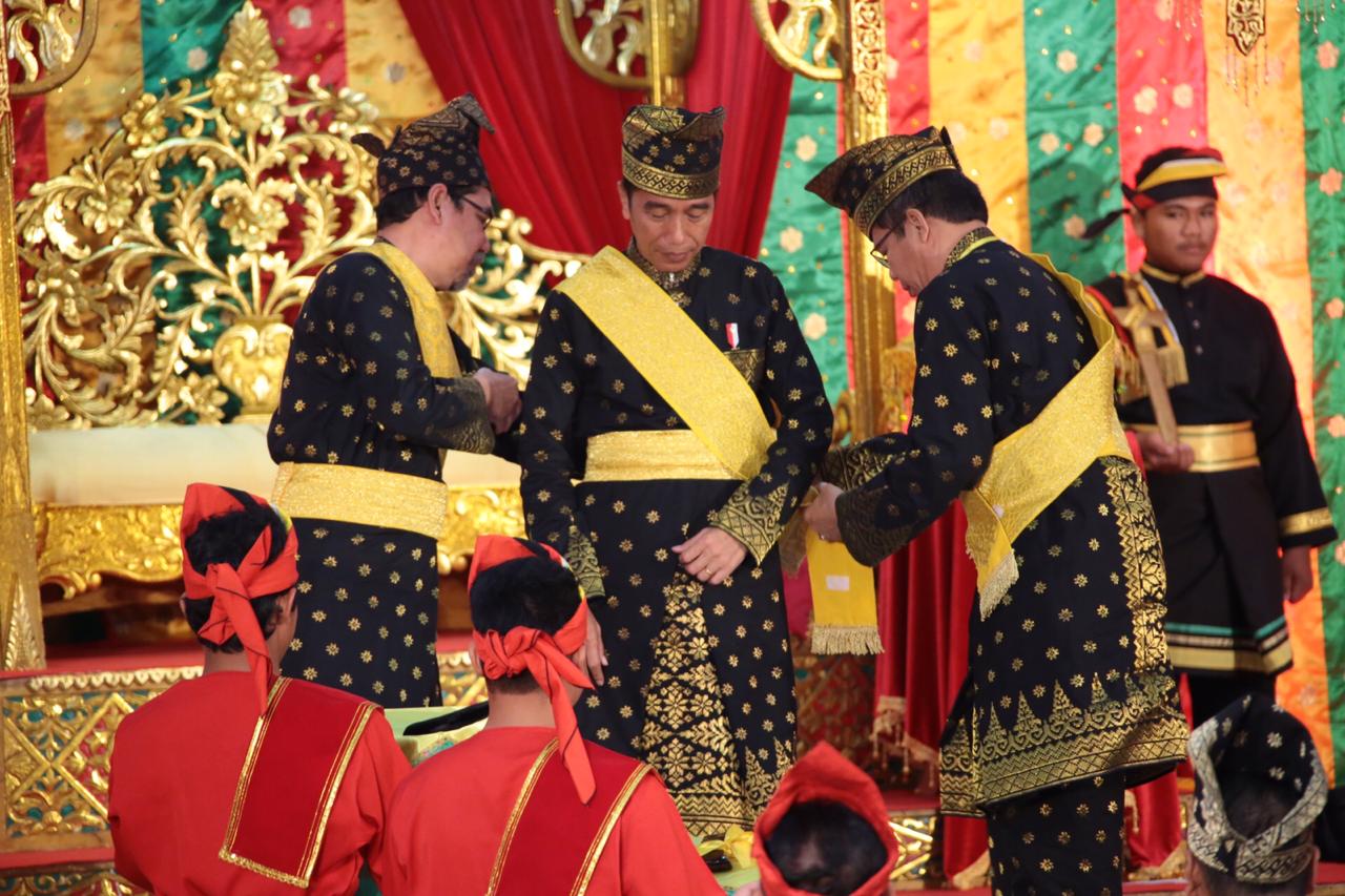 Jokowi Terima Penganugrahan Adat Melayu Riau Di Dampingi Kapolri
