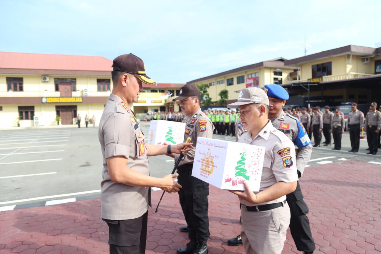 Kapolrestabes Medan Irup Upacara Bulanan Sekaligus Serahkan Paket Natal