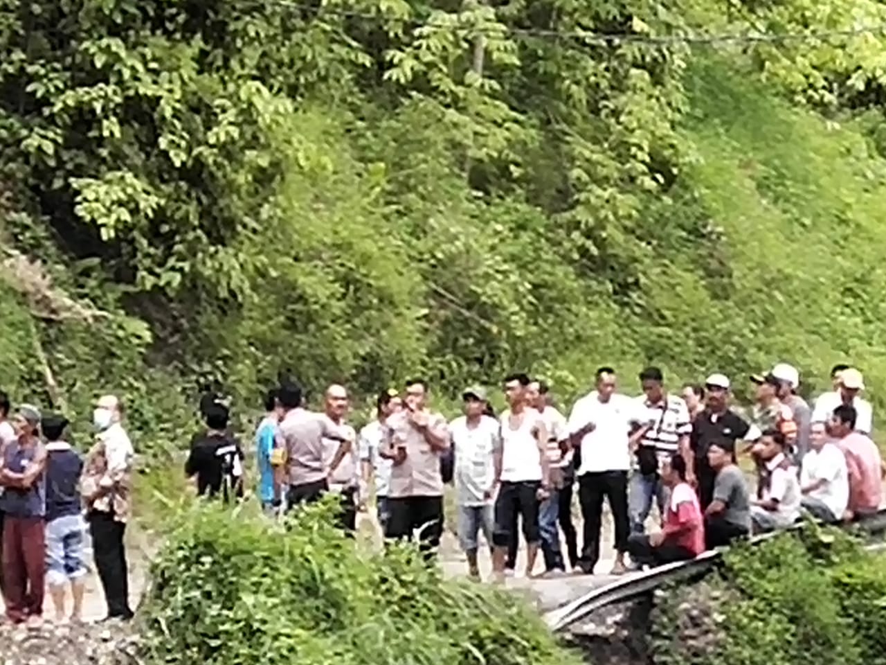 Tanah Longsor Timbun Tiga Mobil