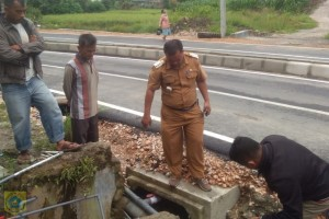 CAMAT SALAK TINJAU NORMALISASI DRAINASE DI LAE TRONDI