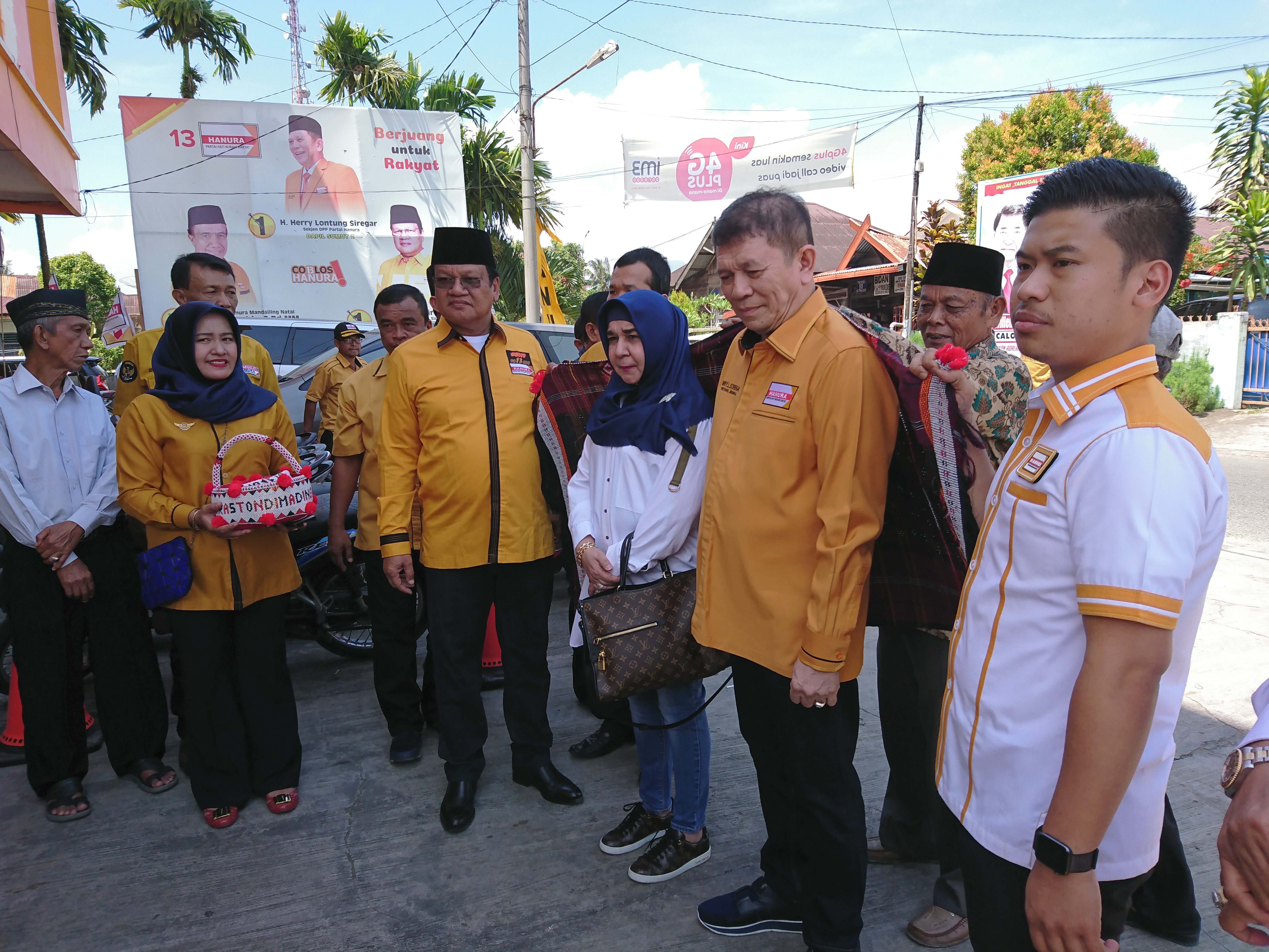 Sekjen DPP Partai Hanura Disambut Adat Mangulosi Ketua DPC Hanura Padangsidimpuan