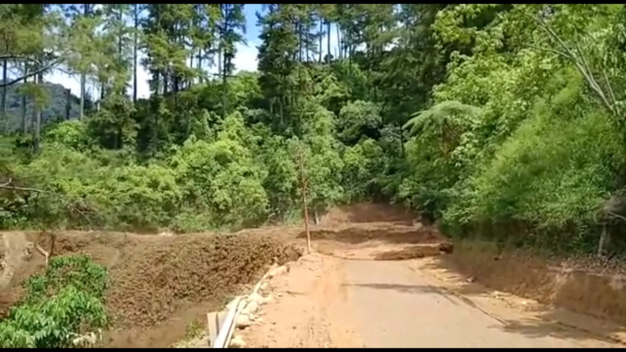 Jembatan Sidua-Dua Parapat Tertimbun Longsoran