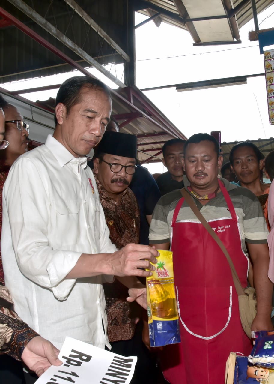 Blusukan ke Pasar Ngemplak, Presiden Pastikan Harga Beras Stabil