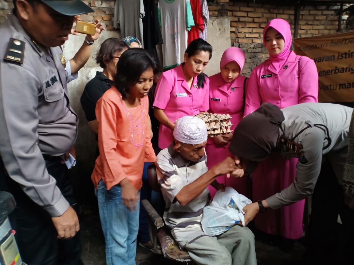 Bhayangkari Polsek Medan Timur Bantu Kakek Penderita Katarak